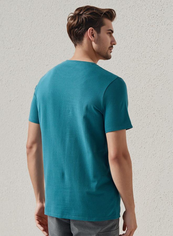 ايكونيك تيشيرت رجالي عصري بقصة ضيقة وياقة دائرية وأكمام قصيرة وطبعة - Image 3